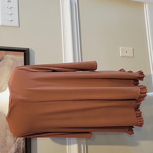 Hi Low Ruffle Bottom Top - Large NWOT - Picture 4 of 4